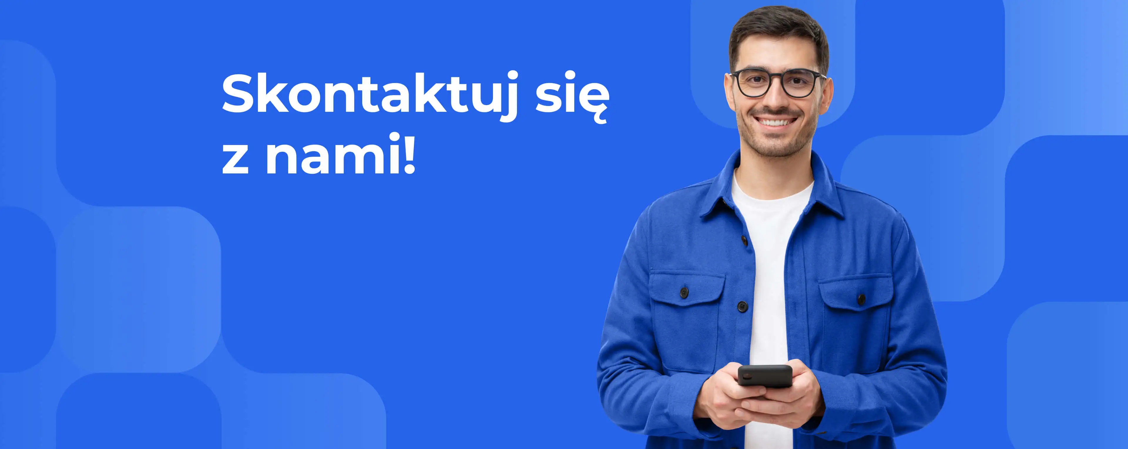 Uśmiechnięty mężczyzna z telefonem w dłoni zachęcający do kontaktu z Motoelectro