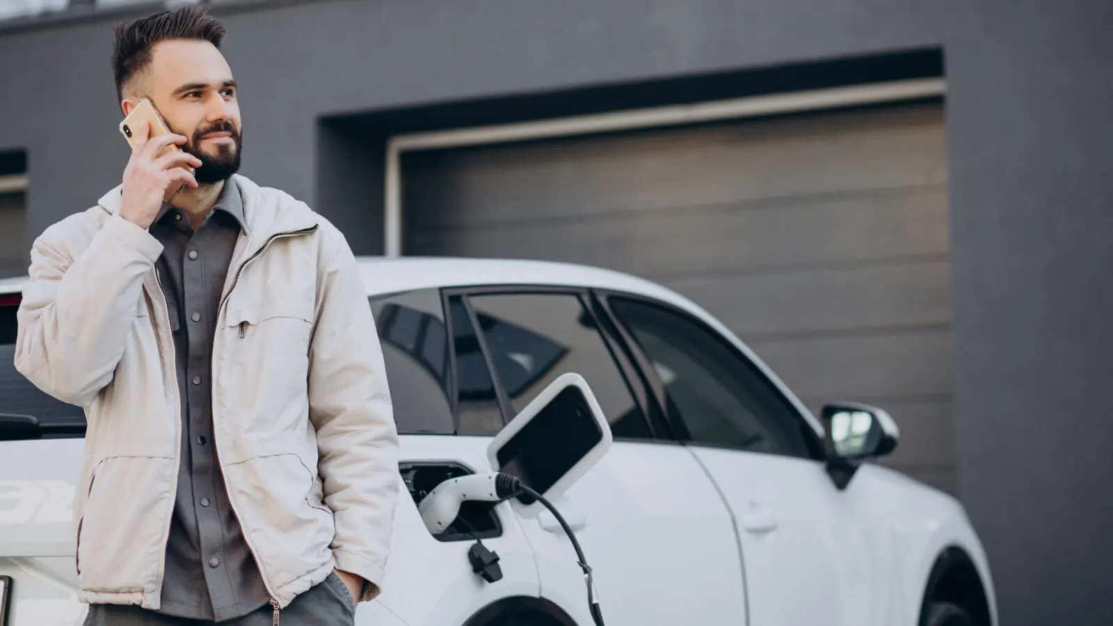 Czy samochód elektryczny można ładować z gniazdka? Praktyczny poradnik kierowcy