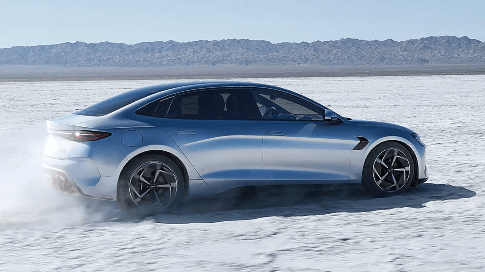 Chiński BYD wyprzedza Teslę w 2025 i zyskuje miano największego producenta samochodów elektrycznych