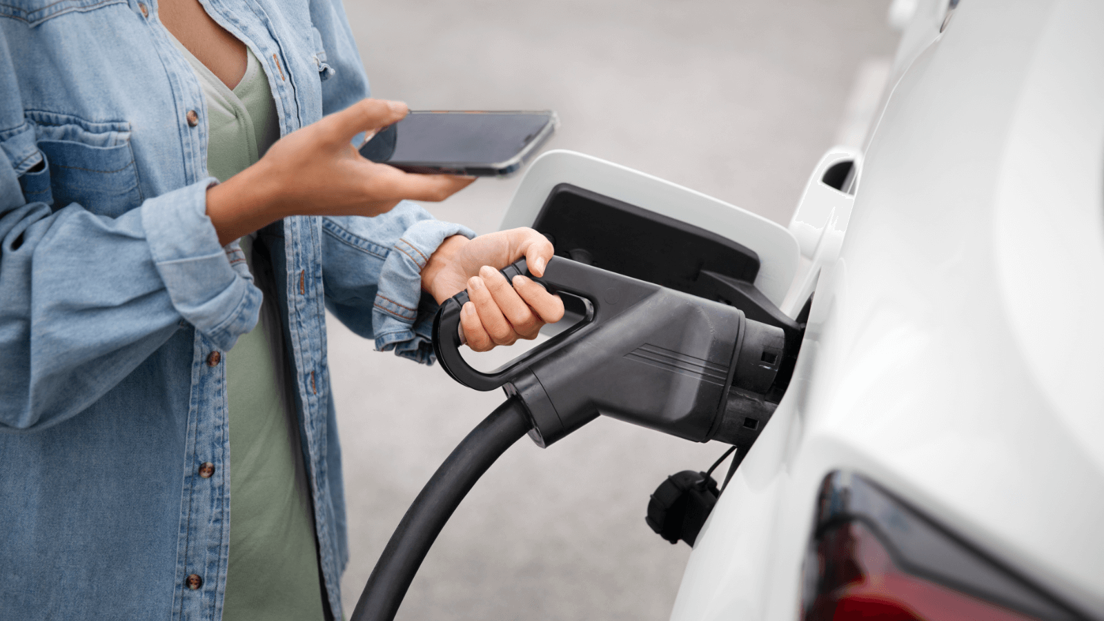 Karta RFID czy aplikacja - co wybrać do ładowania samochodu elektrycznego?