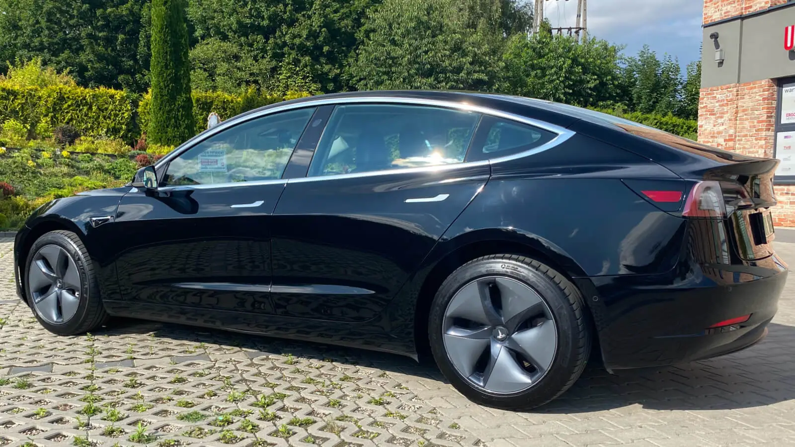 Jak zmieniała się Tesla Model 3? Kompletny przewodnik po wersjach, liftingach i technologii od 2017 do 2026
