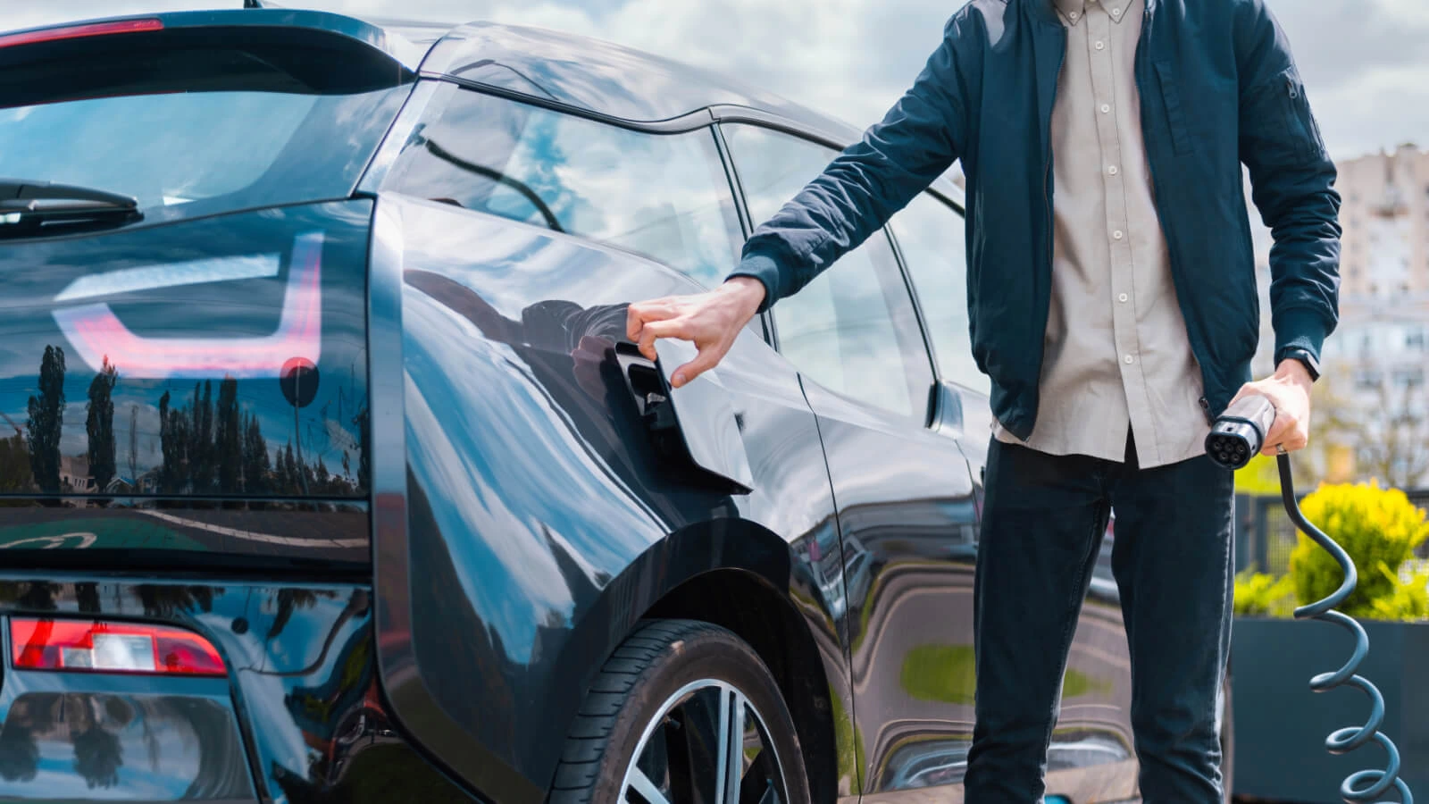 Samochód elektryczny z USA - czy warto importować i jak go dostosować?