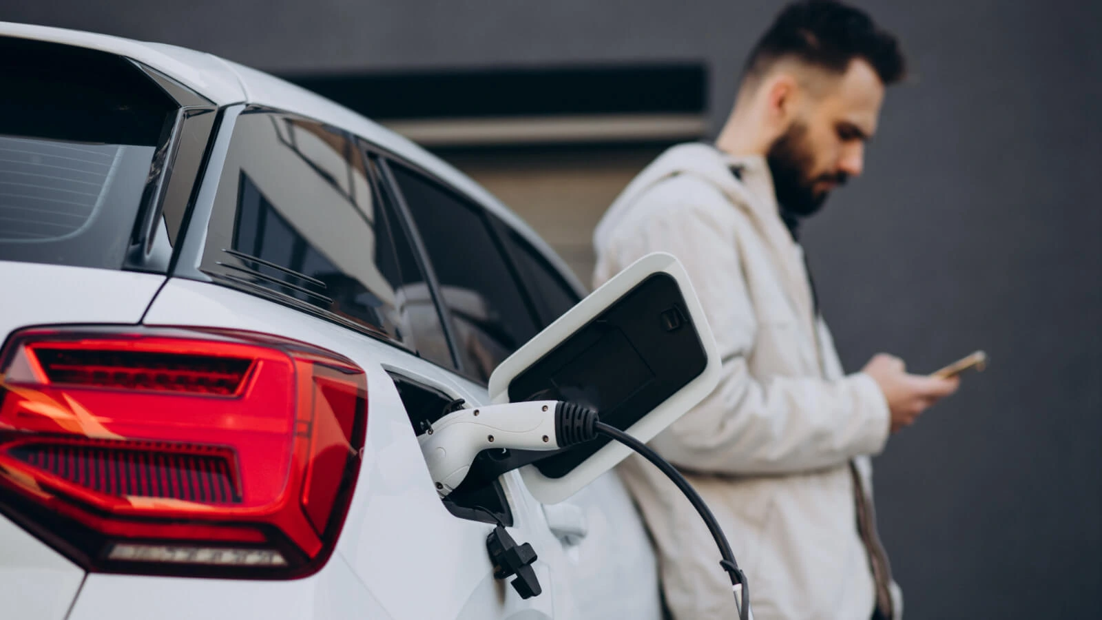 Skróty ICE, EV, BEV, FCEV, HEV, PHEV, REEV, NEV - co oznaczają?