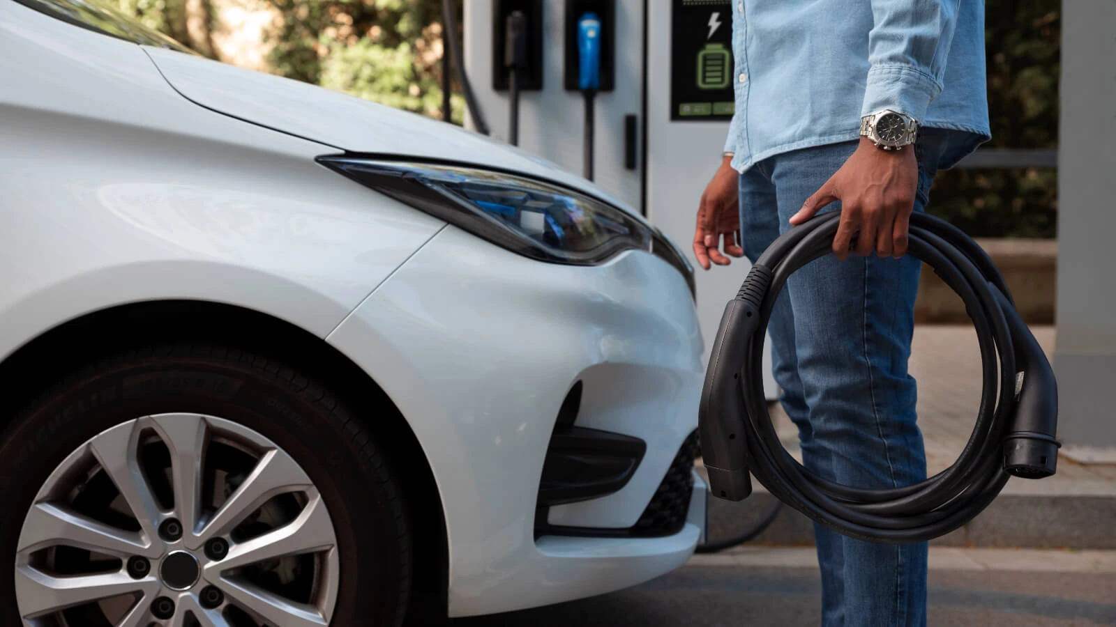 Czy moja Tesla obsłuży FSD? HW3 vs HW4, kompatybilność i wymiana komputera