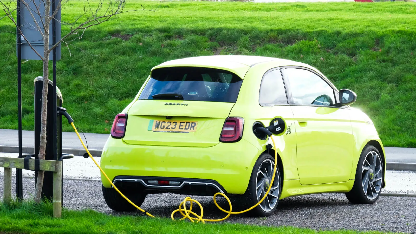Gdzie sprzedać używany samochód elektryczny? Lista 8 sprawdzonych miejsc