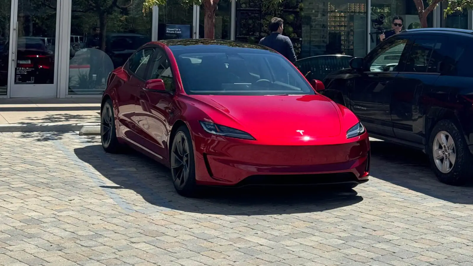 Tesla Model 3 Ludicrous - nowa Tesla Model 3 Performance - w kolorze Ultra RED  na zdjęciach