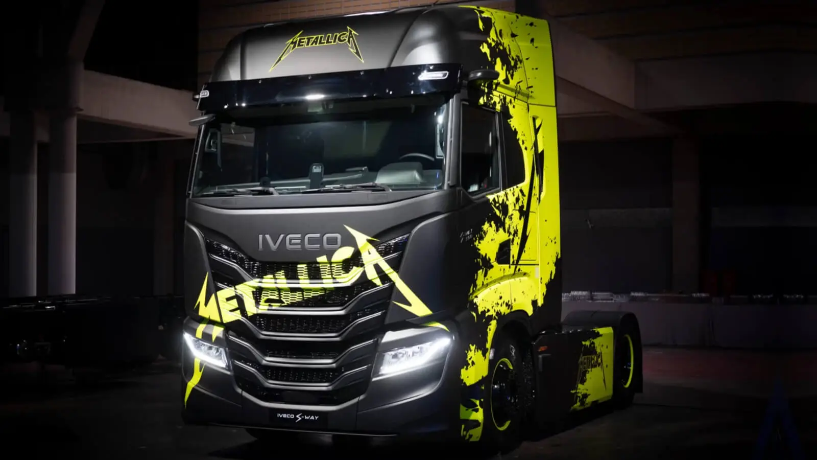 Metallica w trasie koncertowej z elektrycznymi i wodorowymi ciężarówkami Iveco