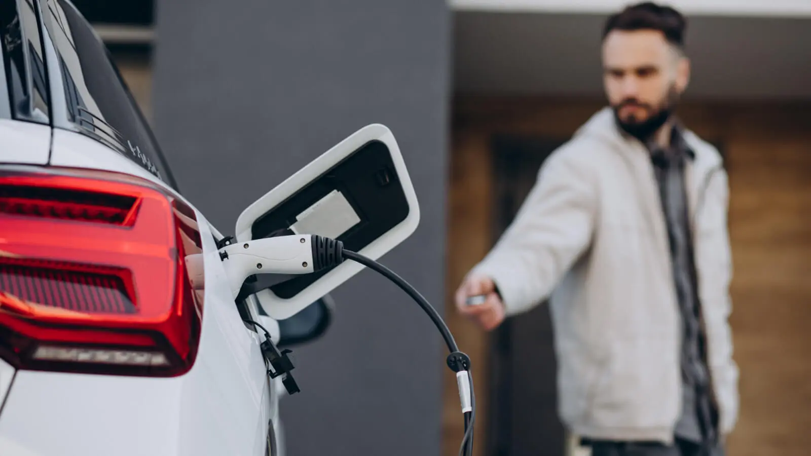 Jak ładować samochód elektryczny w domu - kompletny przewodnik