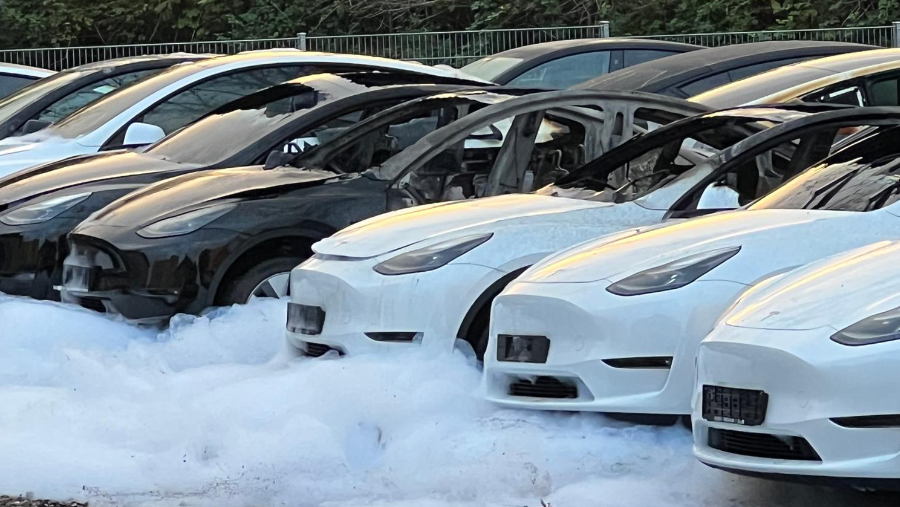 Podpalenie Tesli - pożar w Niemczech - Tesla po ugaszeniu pożaru